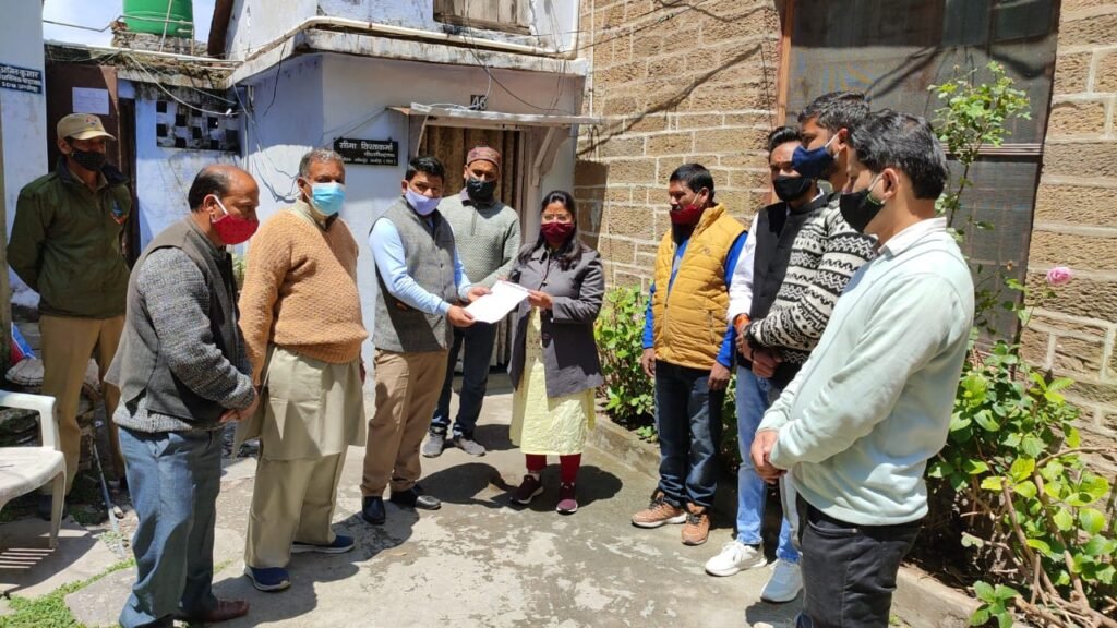 बाजार शाम 6 बजे तक खोलने को नगर व्यापार मंडल अल्मोड़ा ने मुख्यमंत्री के नाम दिया ज्ञापन