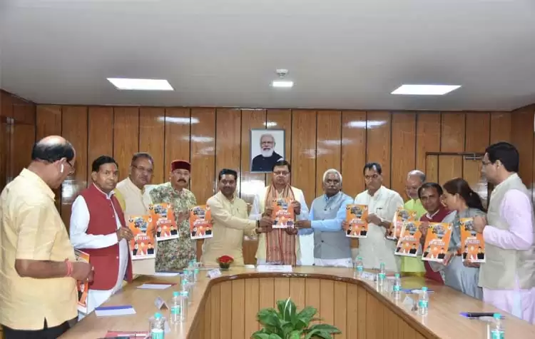 उत्तराखंड शासन : पहली केबिनेट में संगठन ने सीएम धामी को सौंपा दृष्टि पत्र