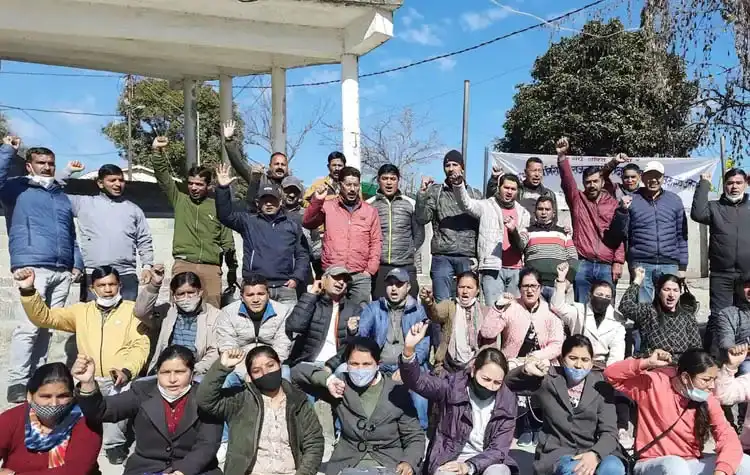 Pithoragarh । चार सूत्रीय मांगों को लेकर पिथौरागढ़ में राजस्व कर्मियों ने प्रदर्शन कर जताया आक्रोश