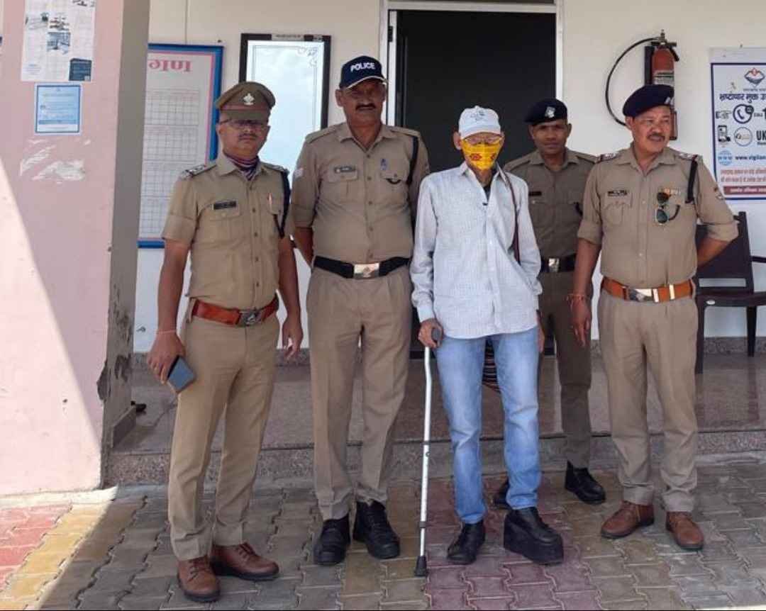 वृद्धावस्था पेंशन निकालने बैंक पहुंचा फरार आरोपी, चढ़ा पुलिस के हत्थे